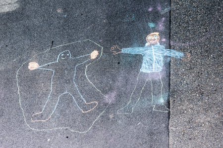 小孩在街上画粉笔图画图片