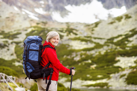 女人在山里徒步旅行