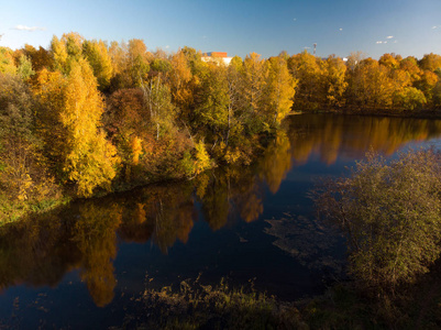 位于莫斯科泽列诺格勒行政区秋季的 Kamensky 池塘。俄罗斯