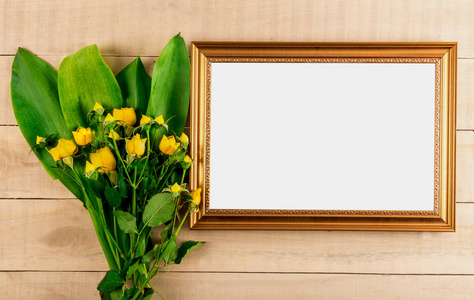 黄色矮玫瑰的相框和花束