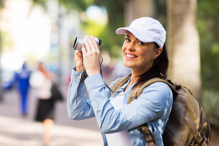 在小镇拍摄的年轻游客照片