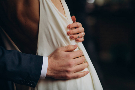 新娘和新郎紧紧相拥在一起插画