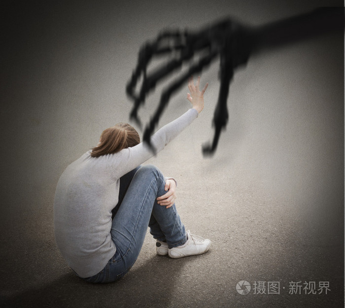 恐惧.年轻女人是手的害怕的骨架