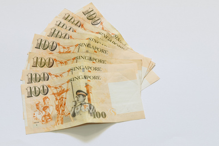 新加坡 100 美元面值的纸币照片