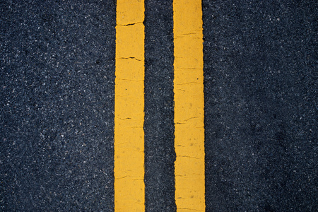 两个黄色的交通线路。全髋关节置换路上