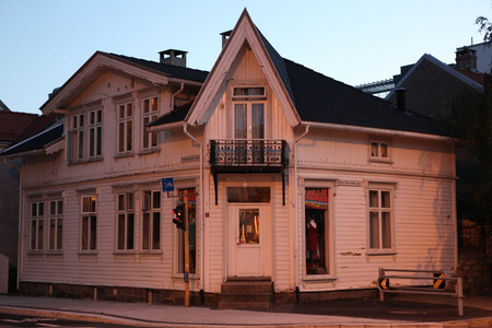 郊区首页-克里斯蒂安桑,挪威的泛型白色木制别墅照片