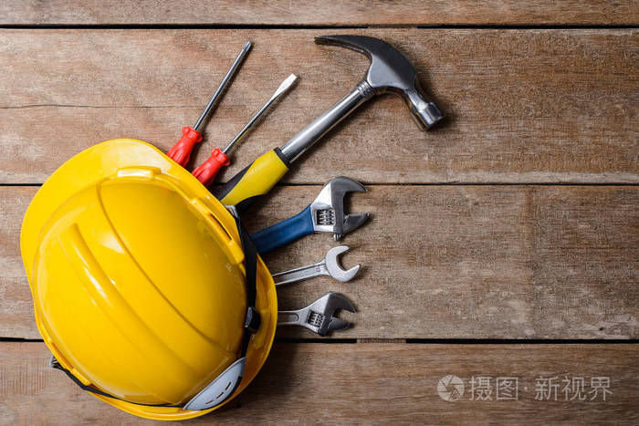标准的建筑安全设备和工具设置在木制 t