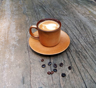 热拿铁咖啡在木质背景, 新鲜咖啡。咖啡杯