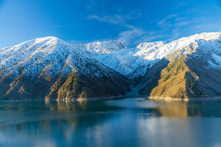 令人惊叹的雪山山峰