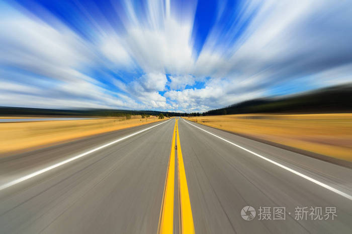 两个车道的公路