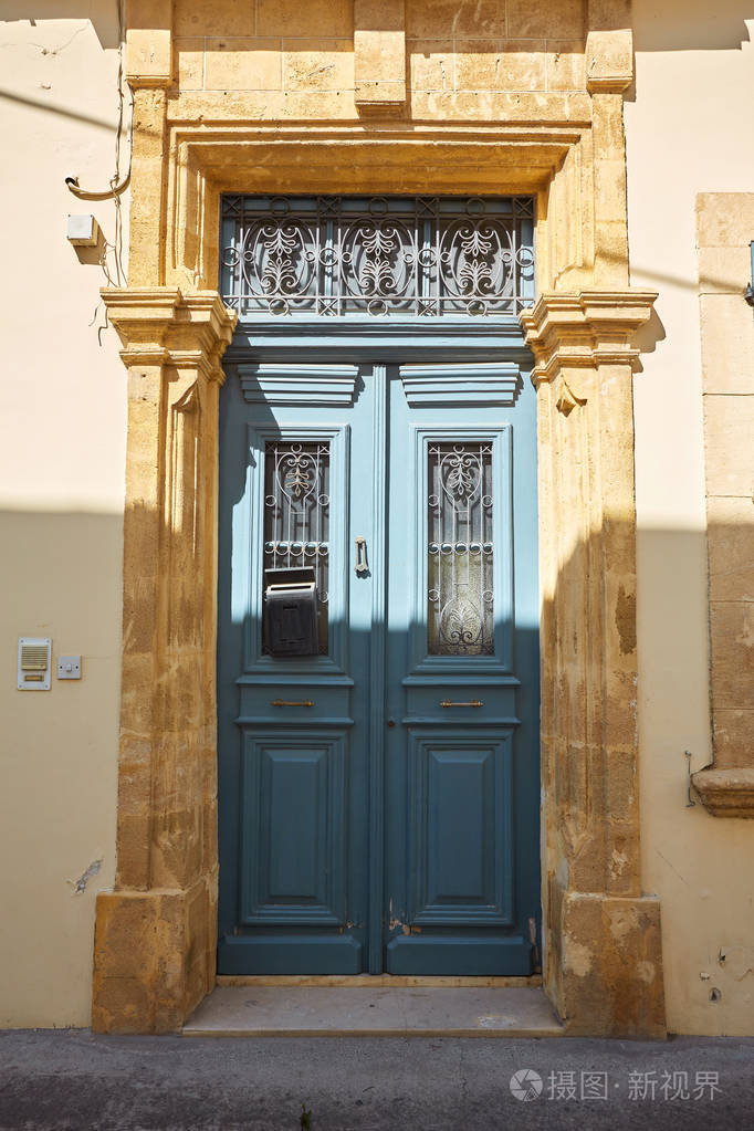 传统古典风格古老木制蓝色彩绘门
