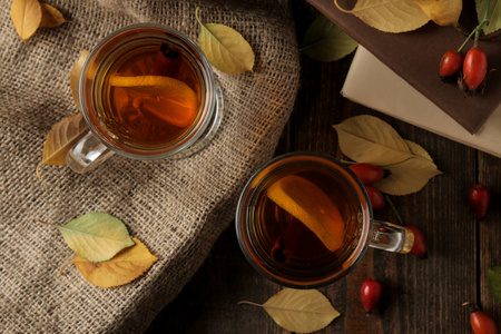 秋季作文用热茶和干杏放在棕色的木桌上, 上面有题字的地方。顶部视图