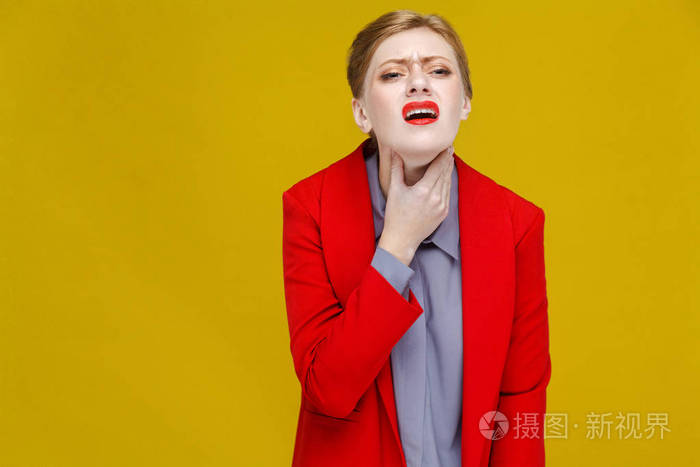 红色西装红衣女商人触摸喉咙黄色背景, 喉咙不适的概念