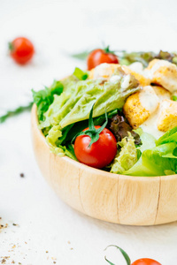 干净和健康的食物风格与凯撒沙拉在木碗