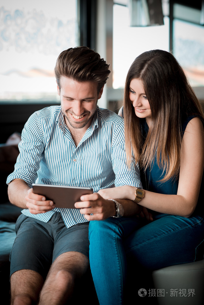 美丽对年轻夫妇的恋人照片-正版商用图片071xuj-摄图新视界