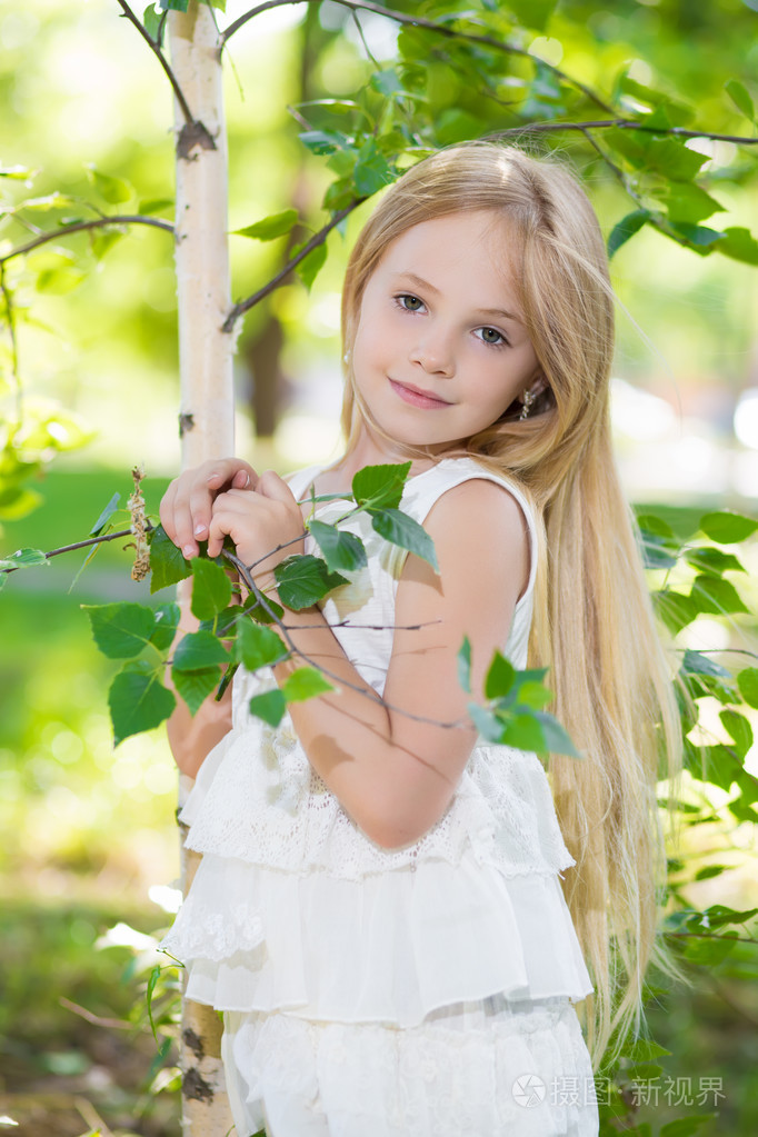 白桦树附近的金发小姑娘