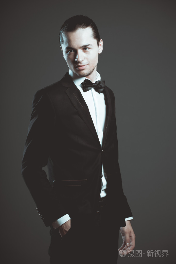 时尚典雅黑色西装的男人