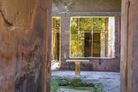 在意大利那不勒斯庞贝的一所废墟中, 墙上画着壁画的起居室的一部分。古城遗址庞贝 scavi 发掘