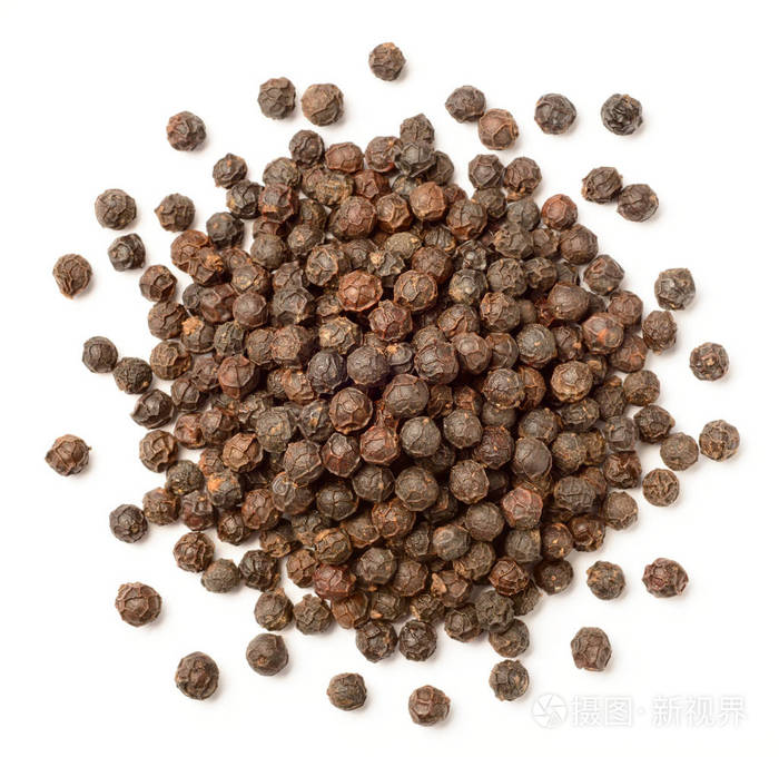 关闭在白色背景查出的干黑胡椒