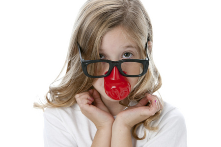 白种人的小女孩穿着傻傻的眼镜和一个大的红鼻子