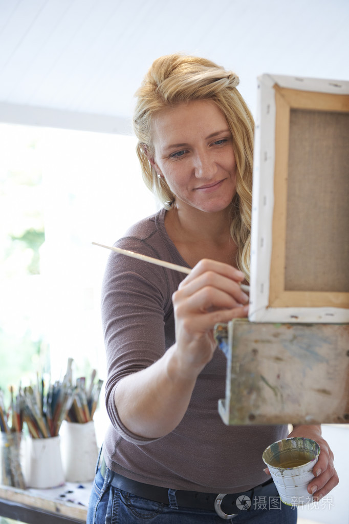 在工作室里的女画家