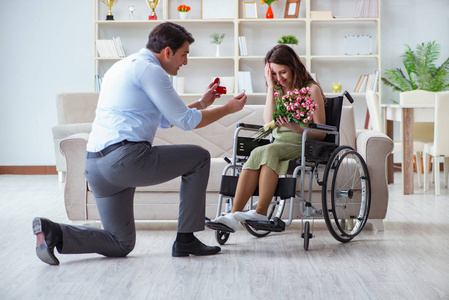 男子在轮椅上向残疾妇女求婚