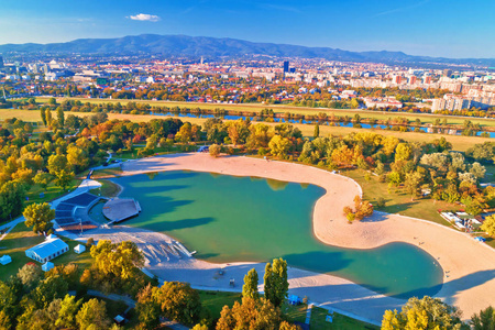 Bundek 湖和城市萨格勒布空中秋天看法, 克罗地亚的首都