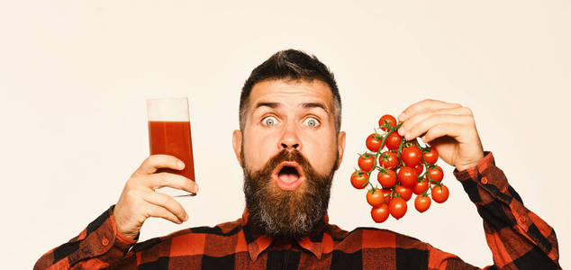 农夫以惊奇的面孔显示蕃茄汁和樱桃蕃茄