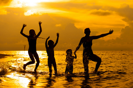 幸福的家庭，在黎明 timeh 在海滩玩