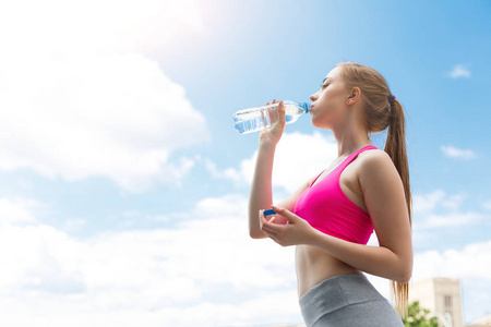 女跑步运动员休息，喝水