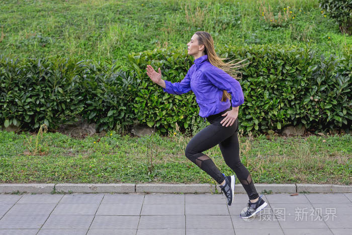 健身女孩户外跑步