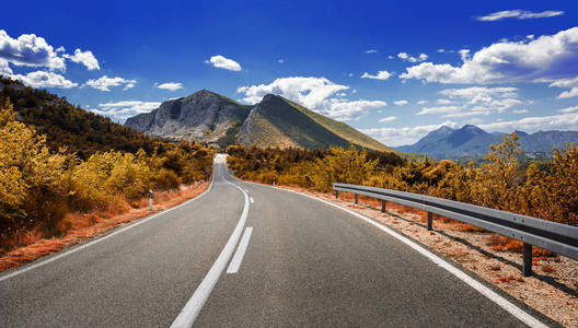 乡村公路在秋季。秋天的道路