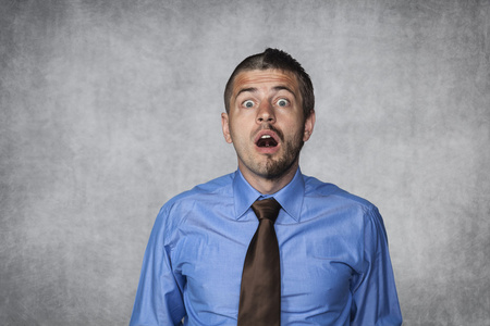 不敢闯红灯惊讶的商人不敢相信地看着照片