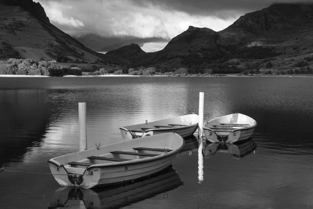 Llyn Nantlle 划船的黑白景观意象