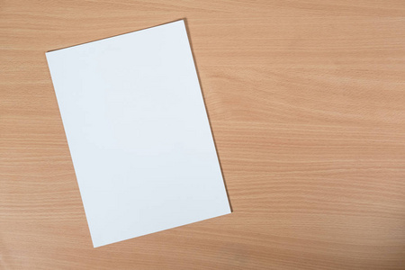 在桌子上放着一张空白的纸, 上面有文本和文件照片