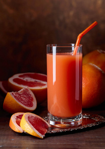 新鲜葡萄柚汁和切水果