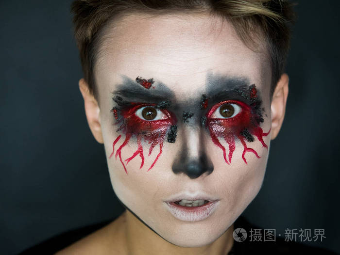眼睛流血的女孩的肖像照片-正版商用图片072bce-摄图新视界