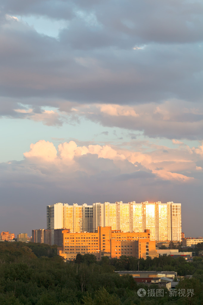 在夏天被夕阳的光芒点燃了城市建筑