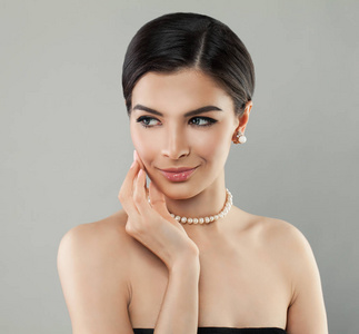 美丽的珍珠项链女模特面带优雅的珍珠项链.美丽的女人照片