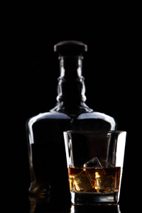 瓶威士忌酒和玻璃