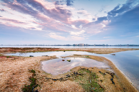 生产的治疗泥，自然夏日风景