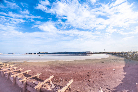 一种粉红色湖泊的盐水和盐, 由藻氏盐藻染色, 以其抗氧化性能著称, 用胡萝卜素浓缩水, 用于医学皮肤病学和水疗。