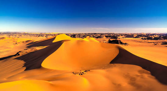 阿尔及利亚 Tassili najjer 国家公园梅尔祖加沙丘的日落景观