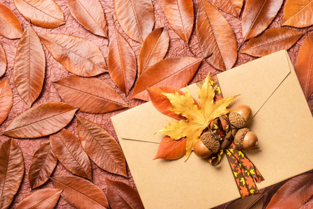 秋季礼品盒上的红色叶子背景, 顶部视图