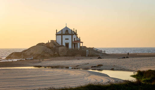 前视图的营房 da 及服务礼拜堂在海滩上, 日落前晴朗的一天