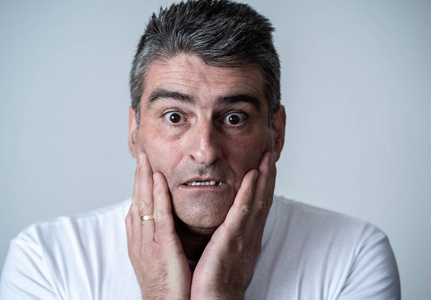 惊恐害怕的表情图片