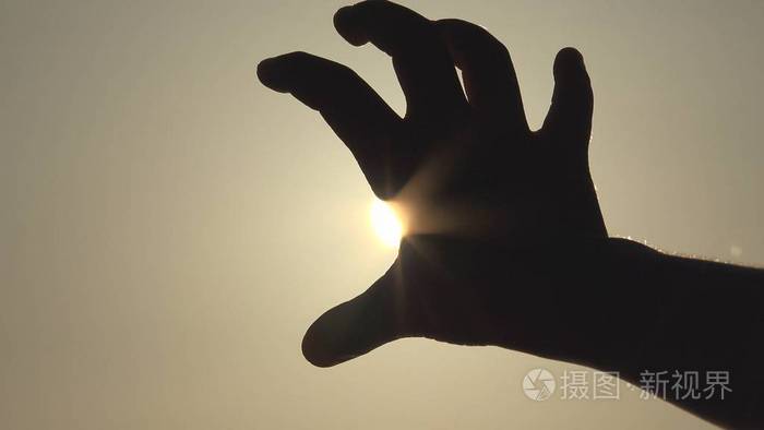 儿童剪影在海滩上玩耍, 孩子在日落, 女孩手在阳光下, 光束