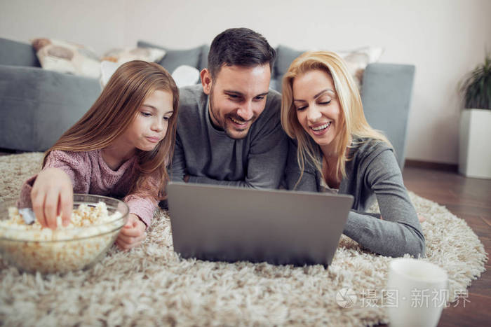 在家看电影的可爱的家庭笔记本电脑