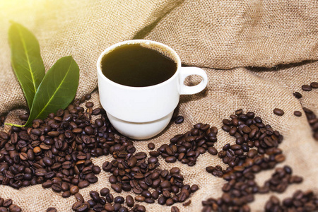阿拉比卡咖啡豆在麻布袋图片