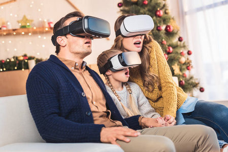 震惊家庭使用虚拟现实耳机在家里在圣诞节